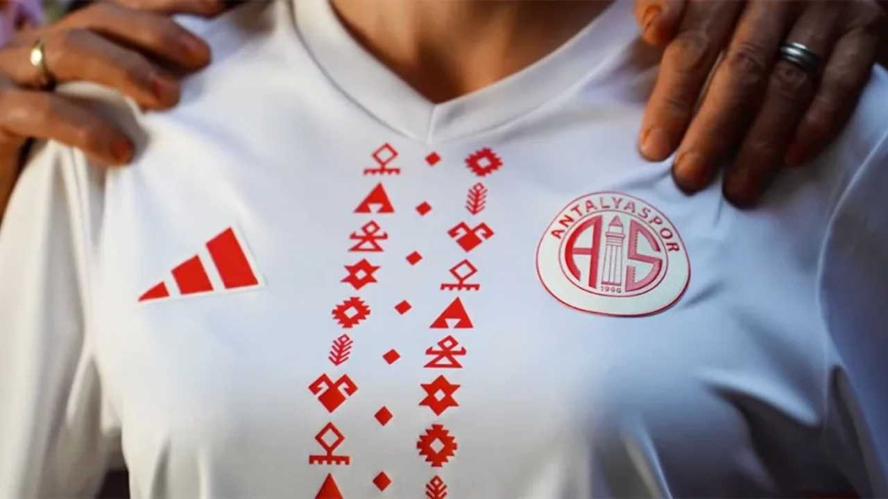 antalyasporun-yeni-sezon-formalarinda-sehrin-ruhu-unutuldu2.jpg