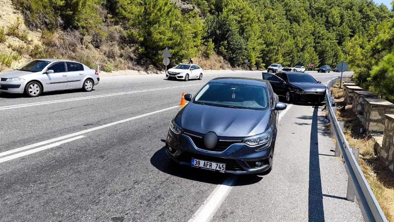 manavgatta-serit-degisikligi-4-araclik-zincirleme-kazaya-yol-acti3.jpg