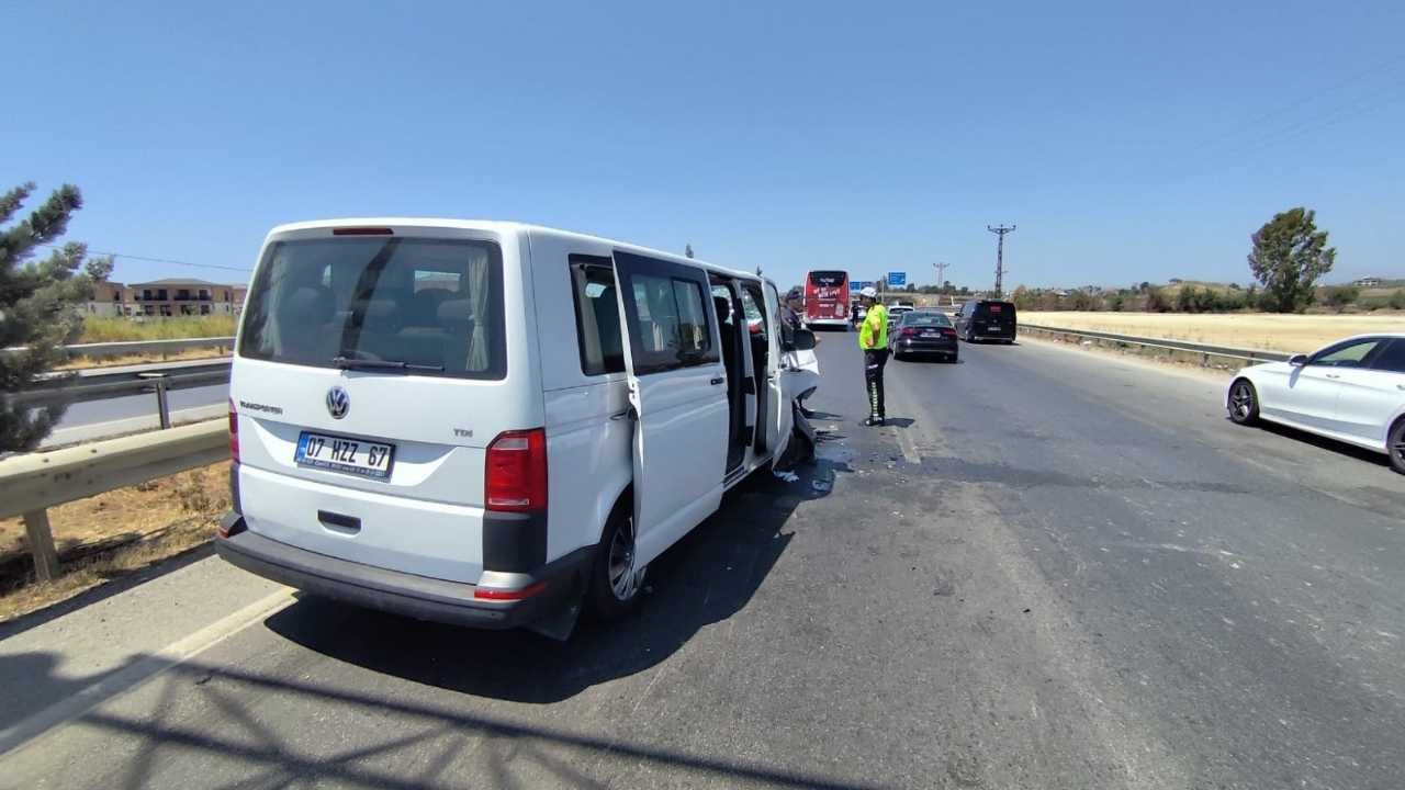 manavgatta-tur-minibusu-otobuse-carpti3.jpg