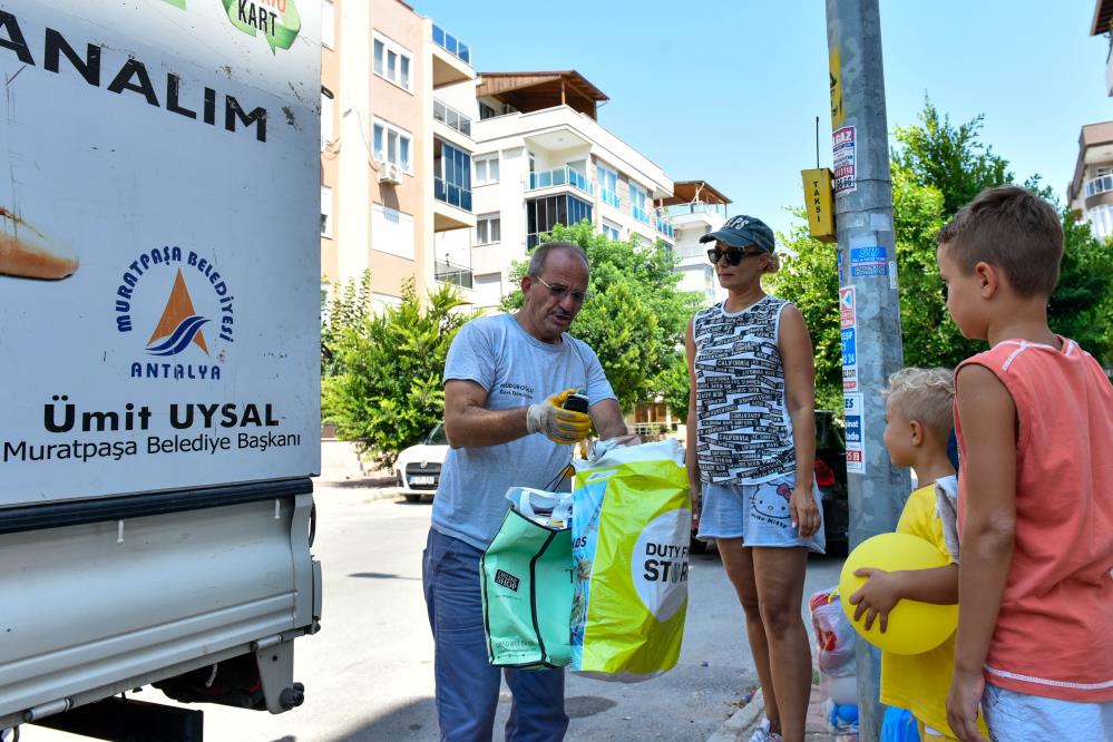 muratpasada-cope-atmadiklari-para-oldu-212.jpg