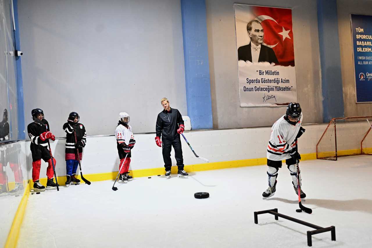 antalyada-buz-hokeyine-buyuk-adim-gelisim-kampi12.jpg