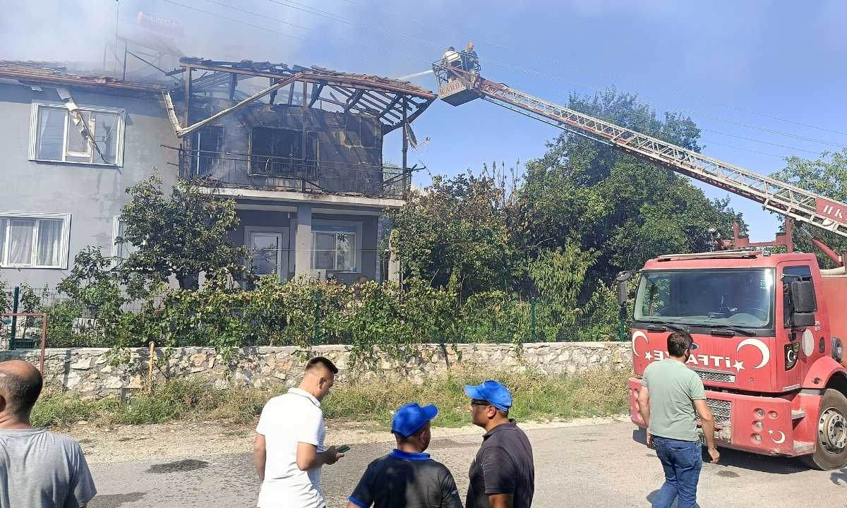 burdur-aglasundaki-yanginda-zamanla-yaris-evdeki-kadin-kurtarildi-2.jpg