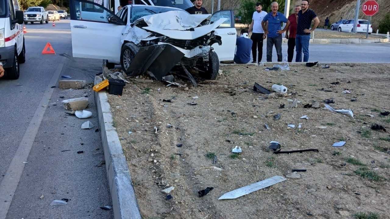 burdur-bucakta-kavsaktaki-trafik-kazasindan-aci-haber2.jpg
