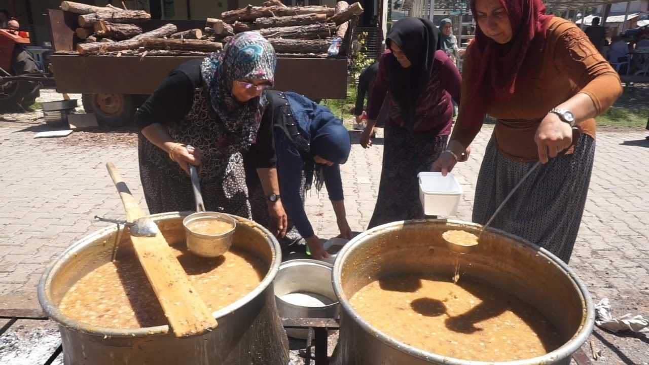 burdur-golhisarda-imece-usulu-keskek-ve-asure-gelenegi-yasatildi2.jpg