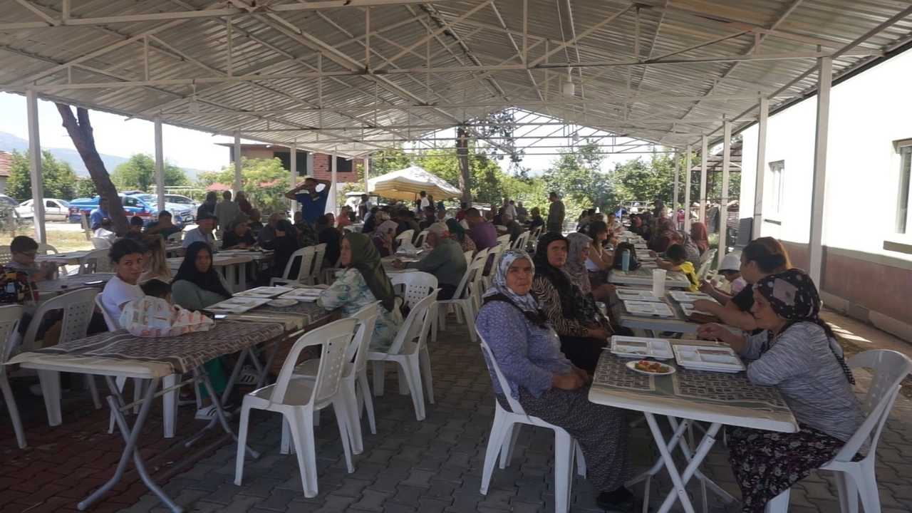burdur-golhisarda-imece-usulu-keskek-ve-asure-gelenegi-yasatildi3.jpg