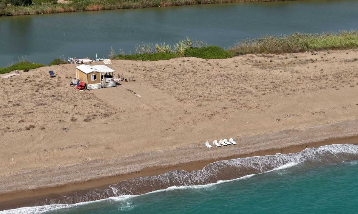 Antalya'da 'çardak kent' olmaktan kurtarılan doğa harikası Kumköy Sahili'nde kaçak konteyner yapı tespit edildi. Sahilin dere kısmına iskele, deniz kısmına plaj yapılması tepki çekti.