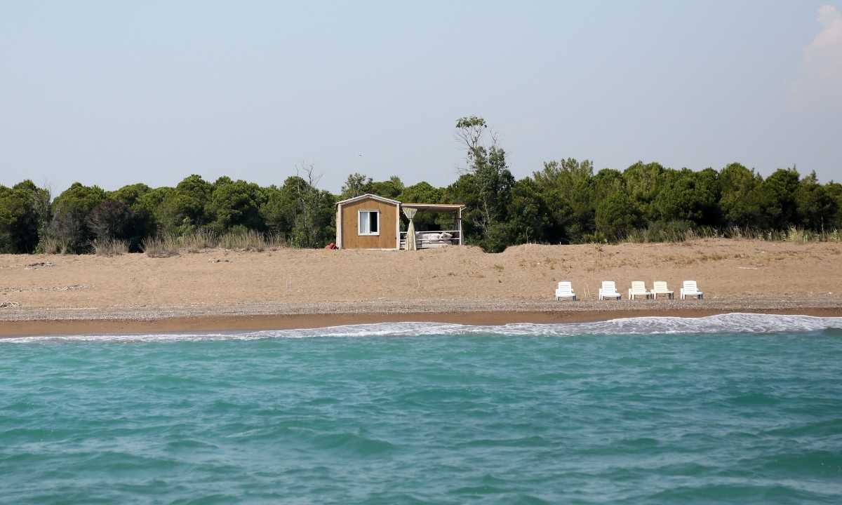 Antalya'da 'çardak kent' olmaktan kurtarılan doğa harikası Kumköy Sahili'nde kaçak konteyner yapı tespit edildi. Sahilin dere kısmına iskele, deniz kısmına plaj yapılması tepki çekti.