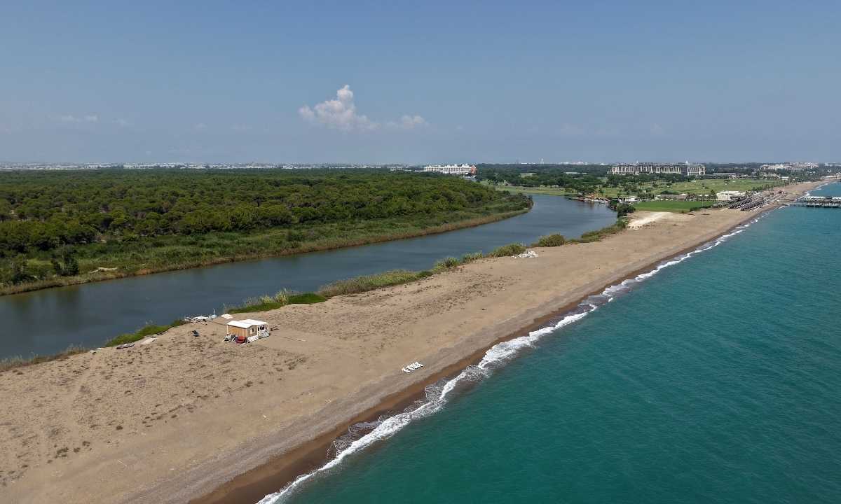 Antalya'da 'çardak kent' olmaktan kurtarılan doğa harikası Kumköy Sahili'nde kaçak konteyner yapı tespit edildi. Sahilin dere kısmına iskele, deniz kısmına plaj yapılması tepki çekti.