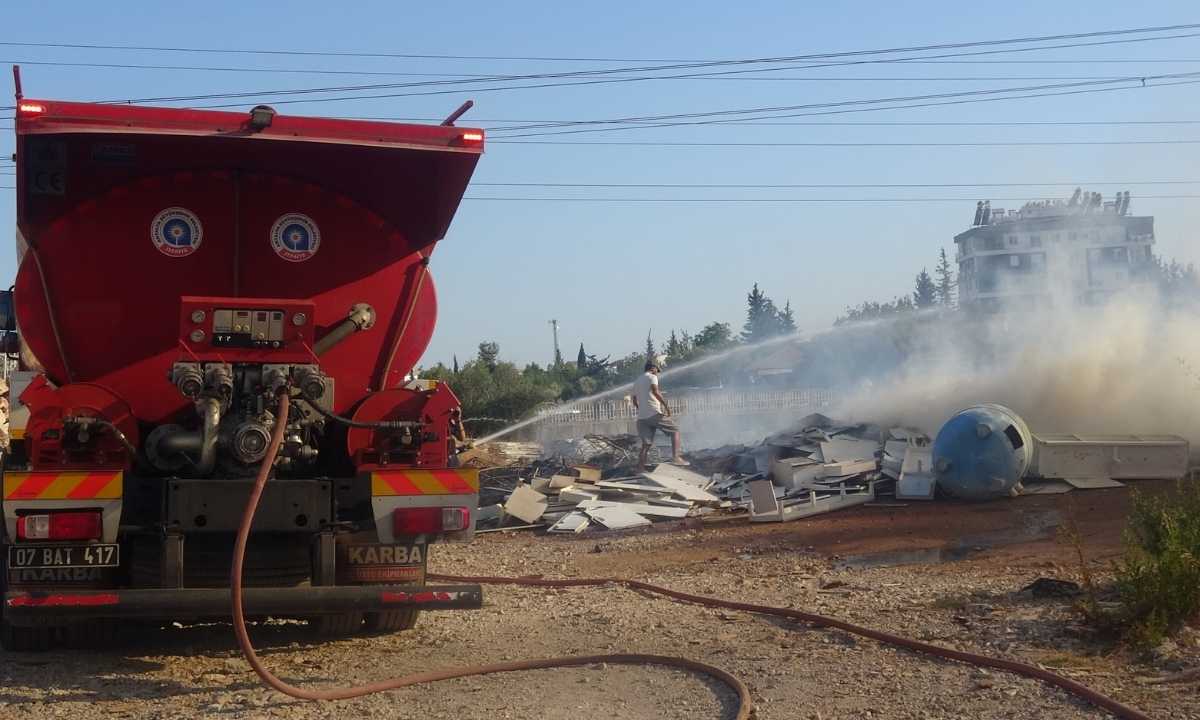 kepezde-hurda-deposu-yangini-otluk-alana-yayildi-dukkanlar-zor-kurtuldu-3.jpg