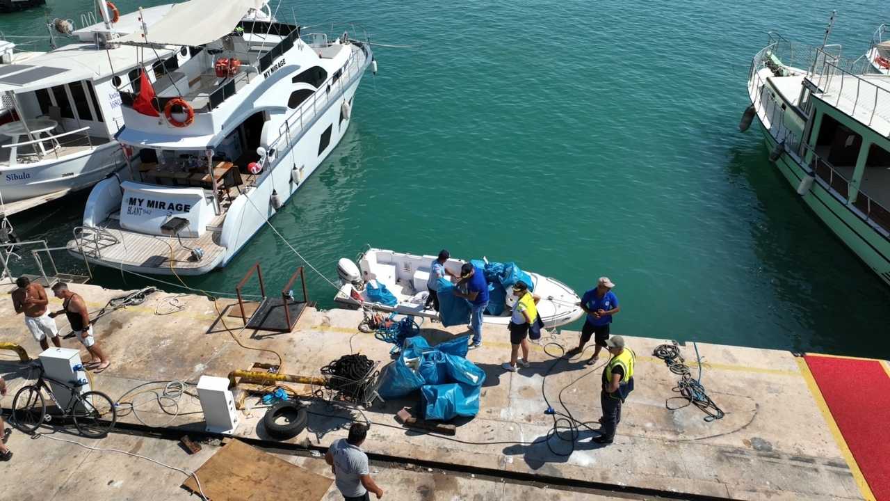 antalyada-balikci-barinagindan-2-ton-cop-cikarildi2.jpg