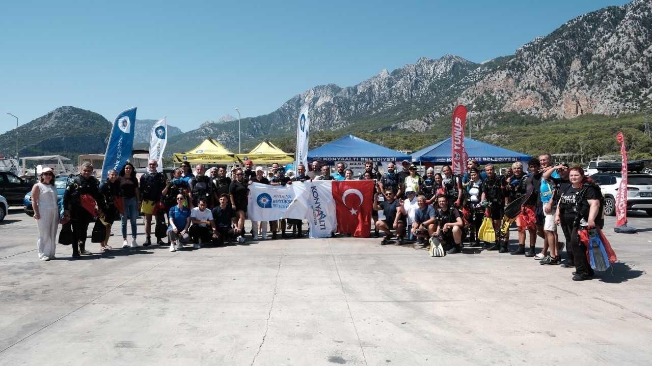 antalyada-balikci-barinagindan-2-ton-cop-cikarildi3.jpg