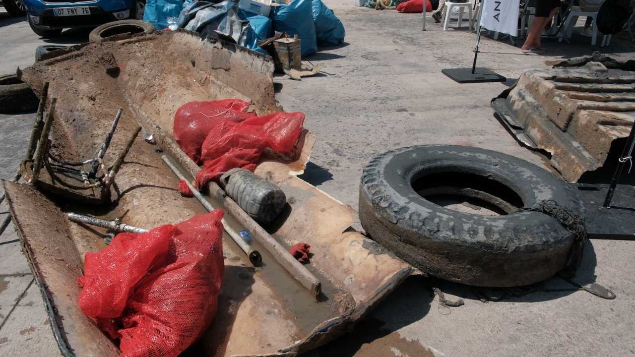 antalyada-balikci-barinagindan-2-ton-cop-cikarildi5.jpg