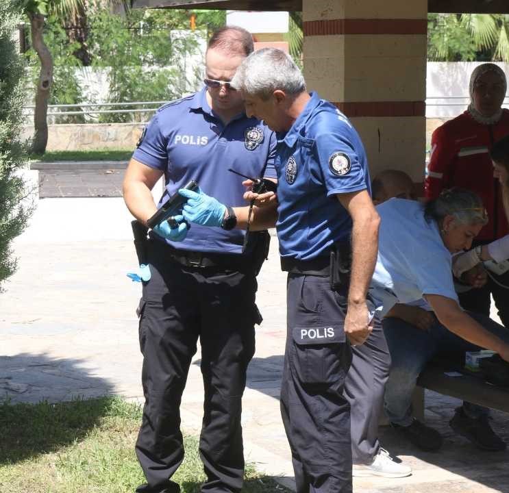 antalyada-cocuk-parkinda-kan-donduran-olay-esiyle-tartisip-kendini-vurdu-3.jpg