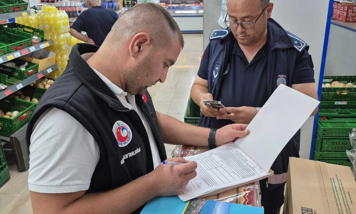 sosyal-medyada-paylasildi-ispartada-zincir-market-reyonlarindan-curuk-urunler-cikti-2.jpg