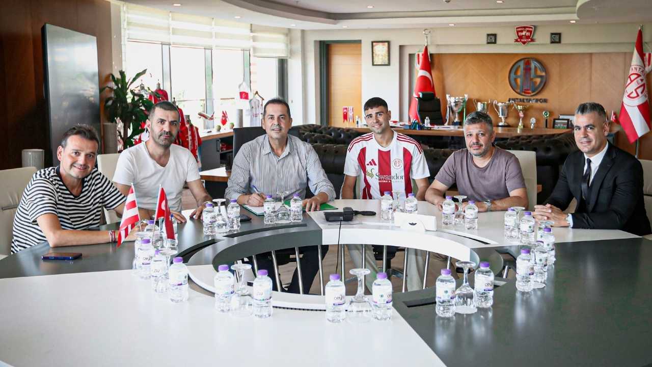 antalyaspor-savunmasina-arjantinli-tecrubeli-stoper-dokunusu4.jpg