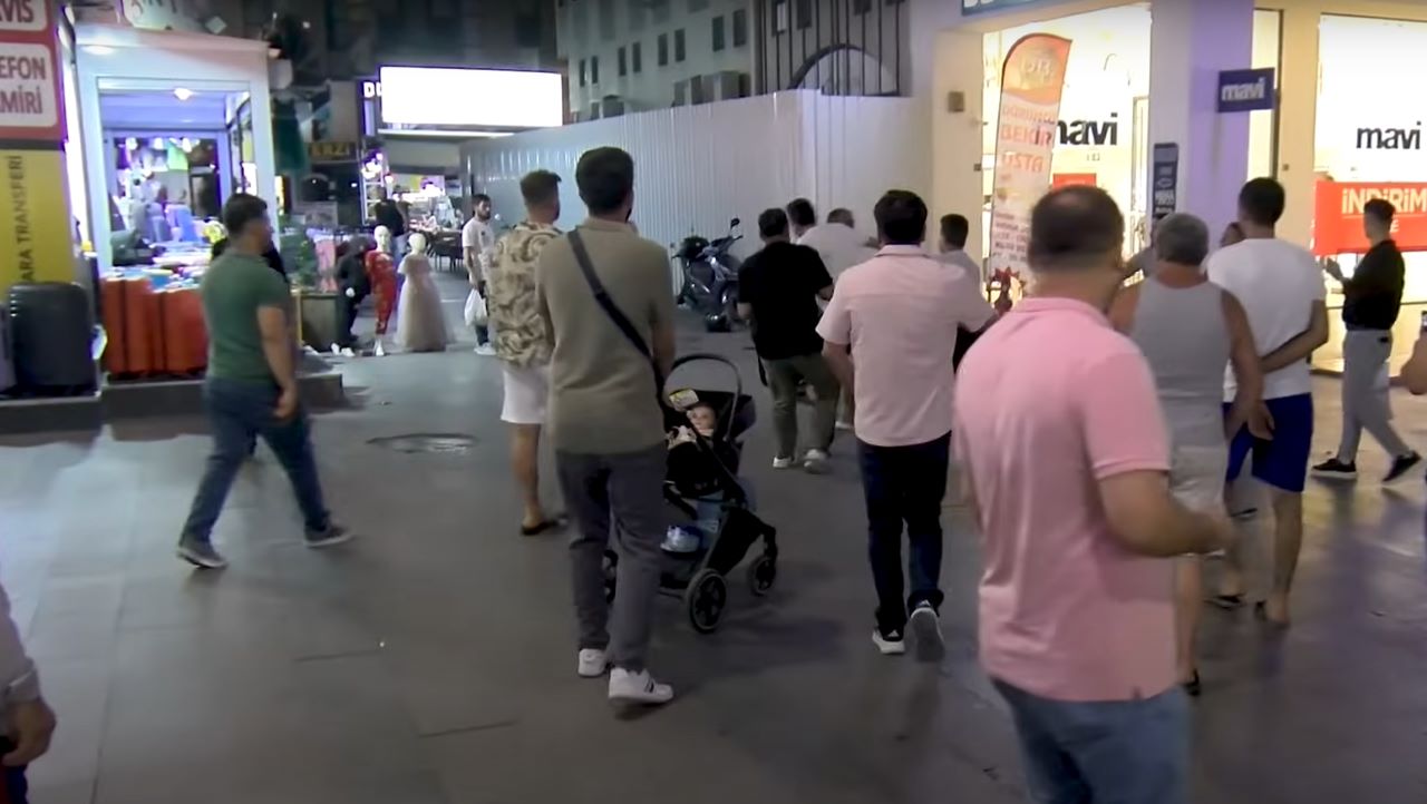 antalyada-sokak-roportajinda-ataturke-ermeni-dedi-tekme-tokat-dovuldu-2.jpg