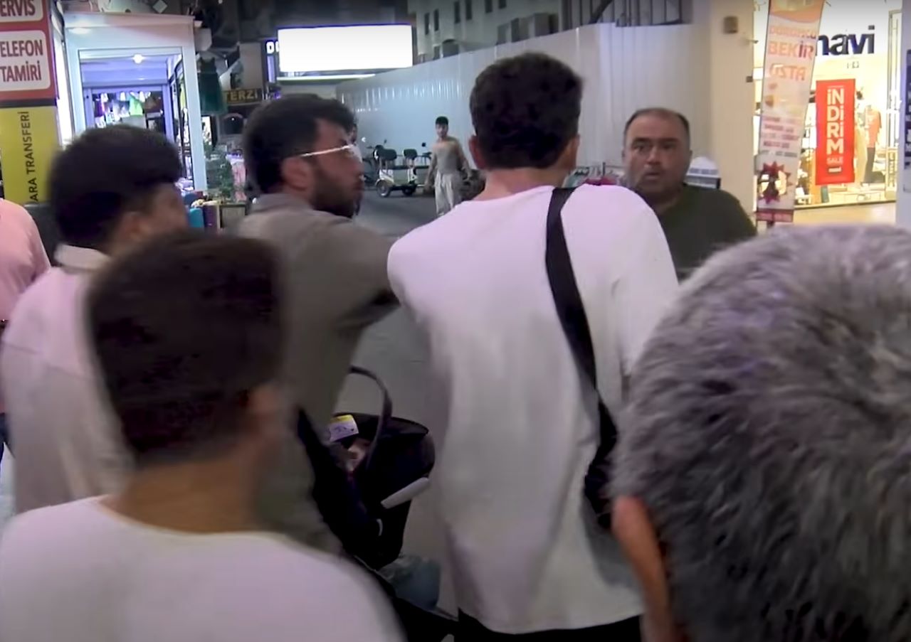 antalyada-sokak-roportajinda-ataturke-ermeni-dedi-tekme-tokat-dovuldu-3.jpg