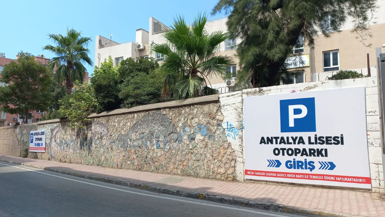 bahcesi-otopark-yapilan-antalya-lisesine-kritik-ziyaret-2.jpg