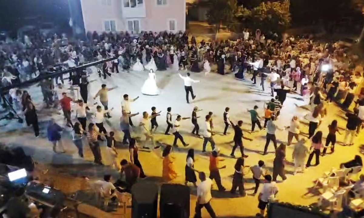 burdur-aziziye-koyunde-100-kisi-dugunde-teke-zortlatmasi-oynadi-2