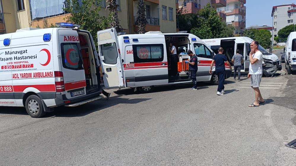 manavgatta-hafif-ticari-arac-ile-servisi-minibusu-carpisti-4-kisi-yaralandi-2.jpg
