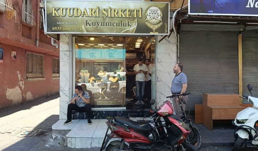 adana-seyhanda-motosikletli-soyguncular-1-kilogram-altini-caldi2.jpg