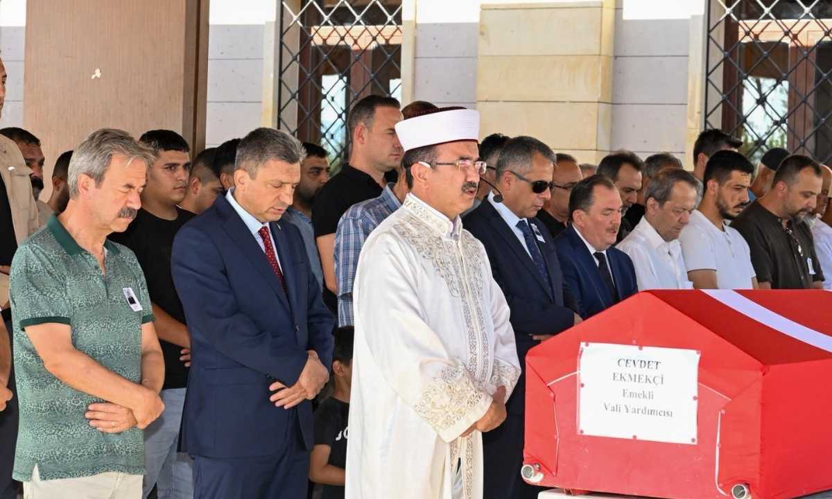 antalya-eski-vali-yardimcisi-cevdet-ekmekciye-son-gorev-2.jpg