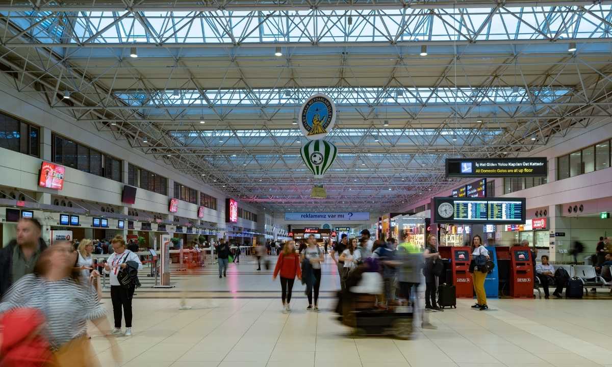 antalya-havalimanindan-7-ayda-20-milyon-yolcu-gecti-2.jpg
