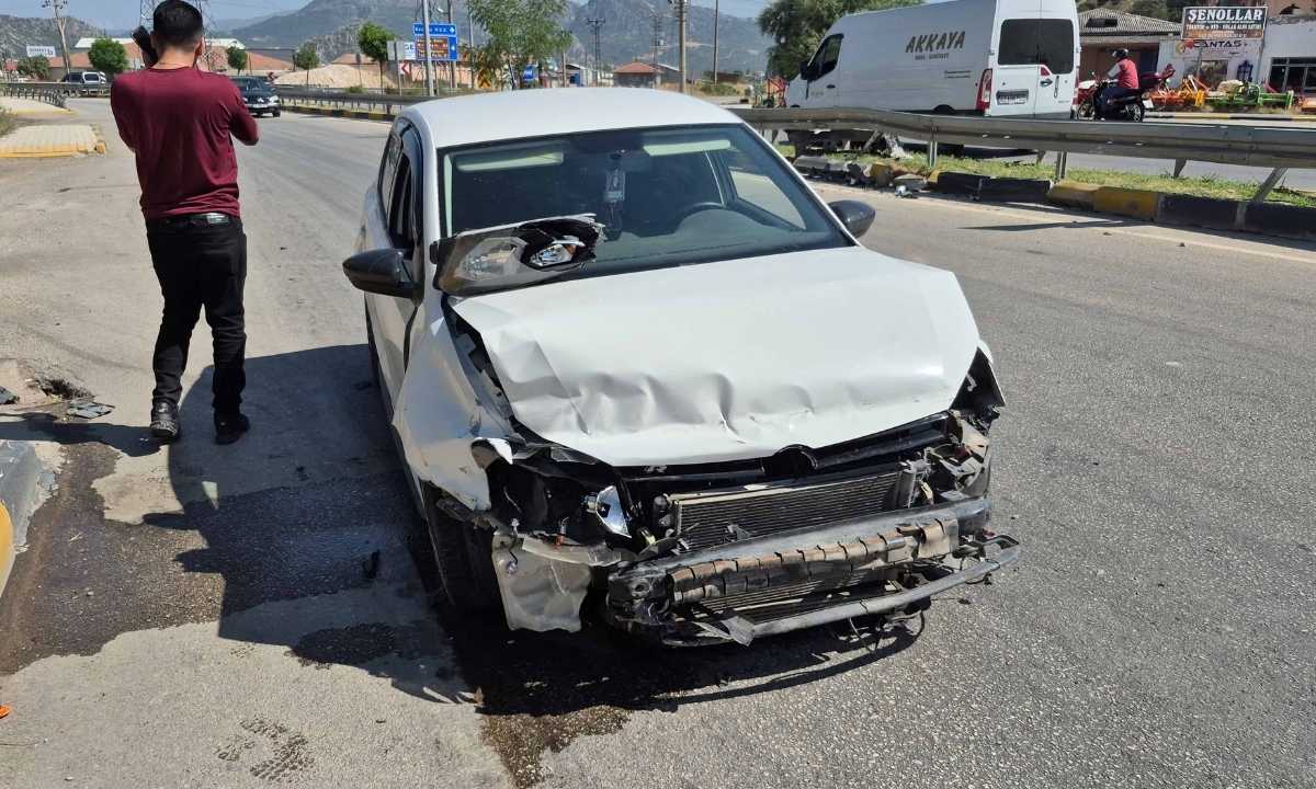 isparta-egirdirde-arac-bariyere-carpti-icindekiler-sans-eseri-kurtuldu-3.jpg