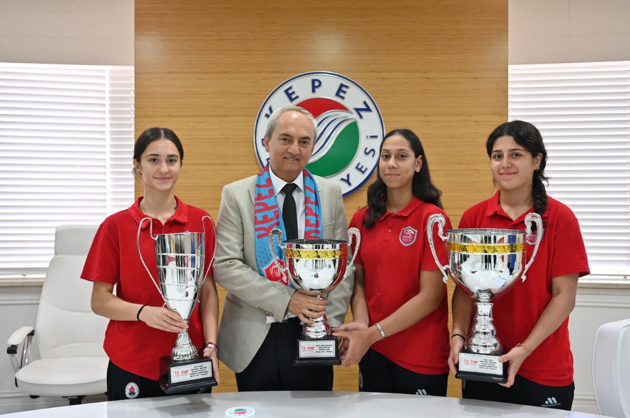 kepezin-yildizi-gazel-dikme-avrupanin-gol-kralicesi-oldu-2.jpg
