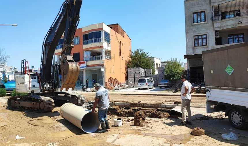 adana-yuregirde-patlayan-boru-sokaklari-gole-cevirdi3.jpg
