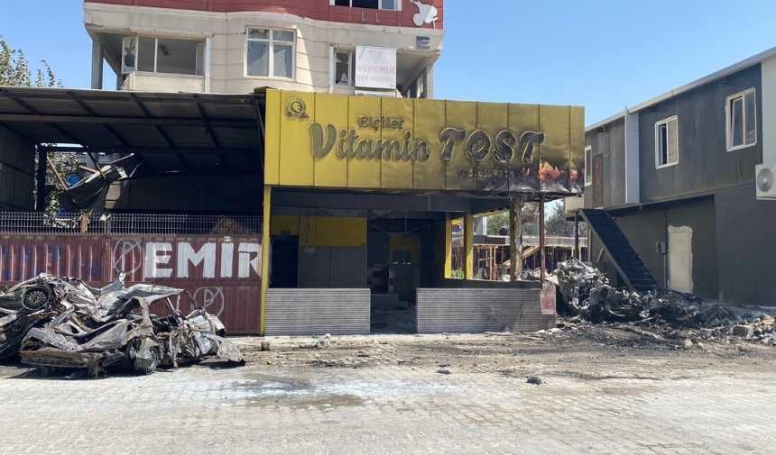 antakya-sanayi-sitesinde-hurda-araclar-alev-aldi2.jpg