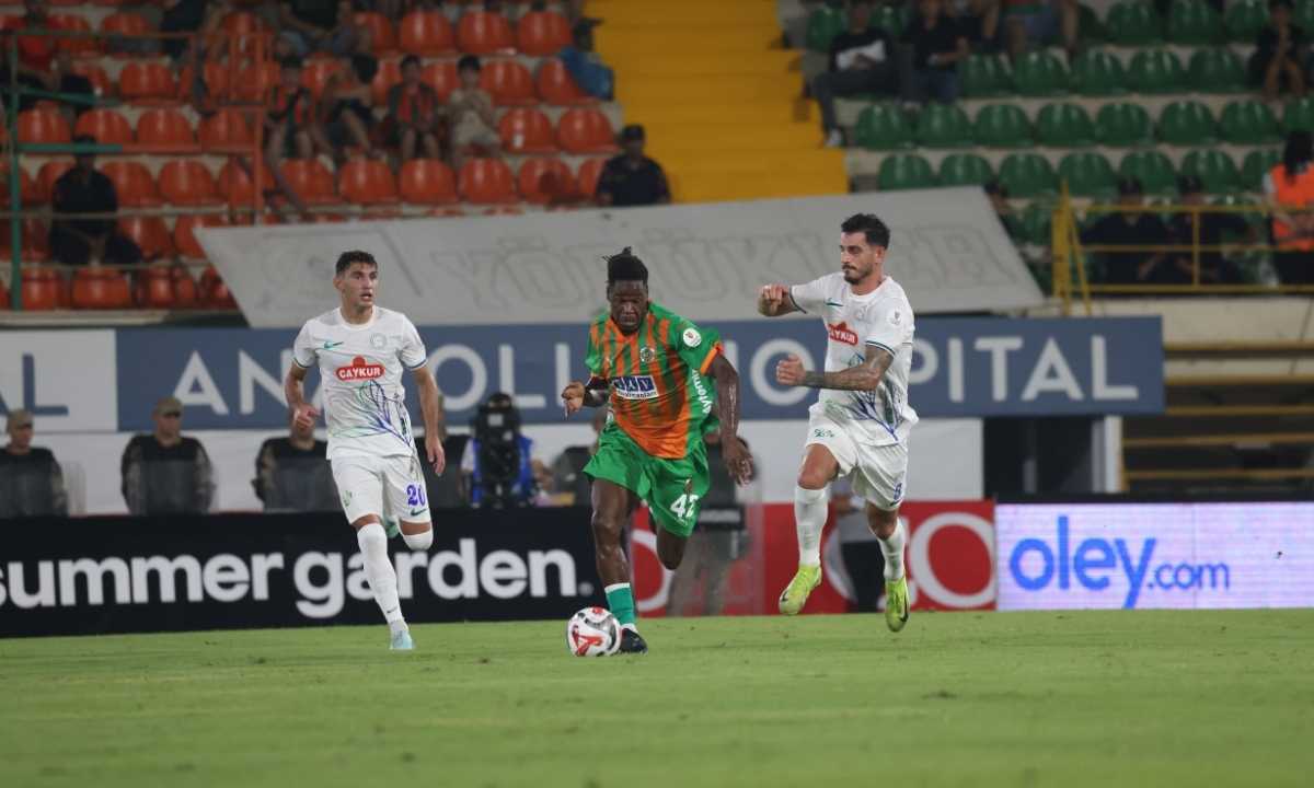 alanyaspor-evinde-caykur-rizespor-engelini-asamadi-90-dakika-gol-yok-1-puan-var-2.jpg