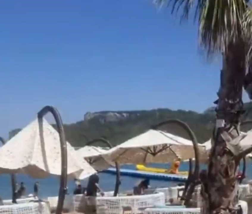 antalya-kemerde-ucretsiz-plaja-isgal-anne-2-cocuguyla-yer-bulamadi-2.jpg