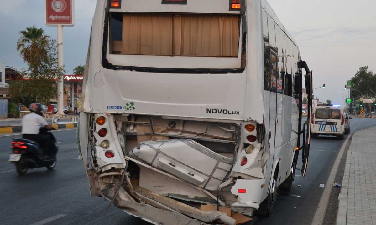 antalya-serikte-yolcu-otobusu-midibuse-carpti-4u-turist-5-yarali-3.jpg