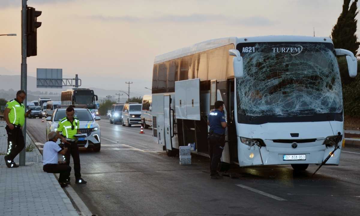 antalya-serikte-yolcu-otobusu-midibuse-carpti-4u-turist-5-yarali.jpg