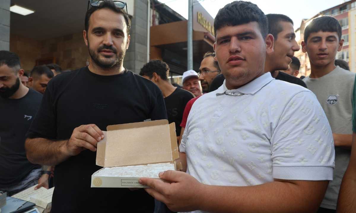 hatayda-3-dakikada-1-kilo-100-gram-lokum-yiyerek-sampiyon-oldu2.jpg