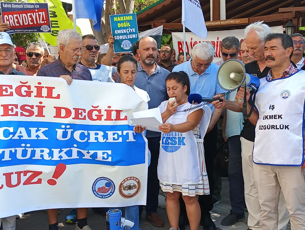 antalyada-kamu-emekcileri-is-birakti-2.jpg