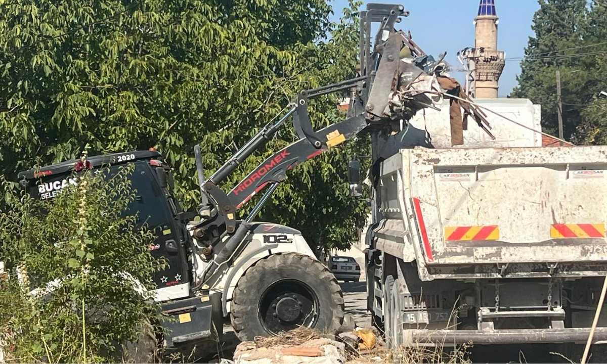 burdur-bucakta-mahalleli-canindan-bezdi-20-kamyon-cop-cikarildi-2.jpg