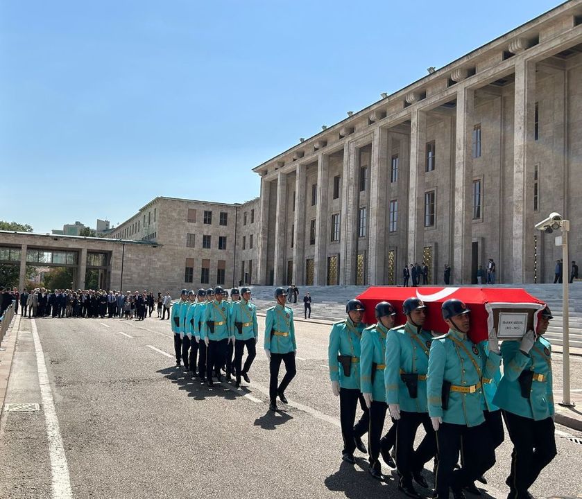 eski-bakan-hasan-akyol-tbmmden-son-yolculuguna-ugurlandi-3.jpg