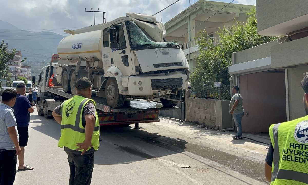 hatay-iskenderunda-freni-bosalan-arazoz-is-yerine-daldi4.jpg