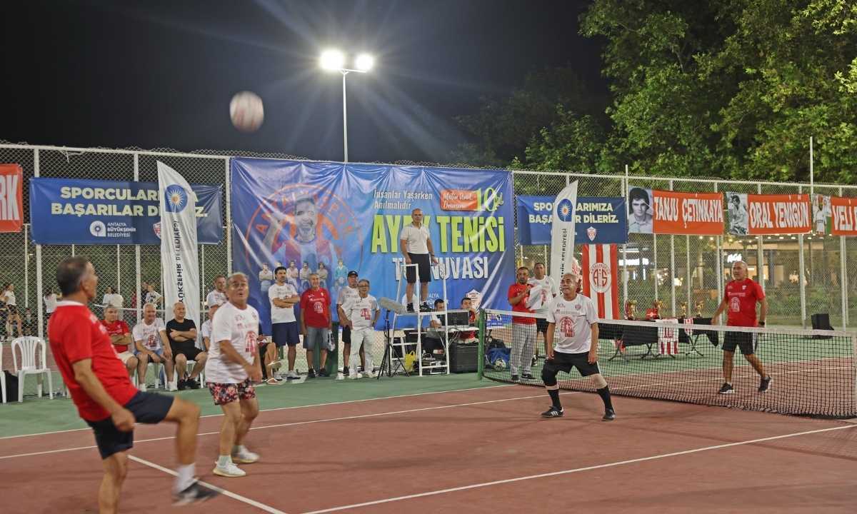antalyasporun-yasayan-efsanesi-metin-unala-sporla-vefa-gosterildi2.jpg
