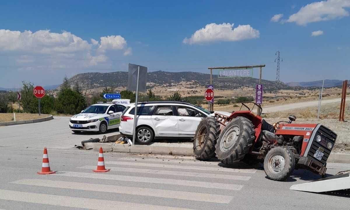burdurda-traktor-ile-otomobil-burun-buruna-carpisti2.jpg