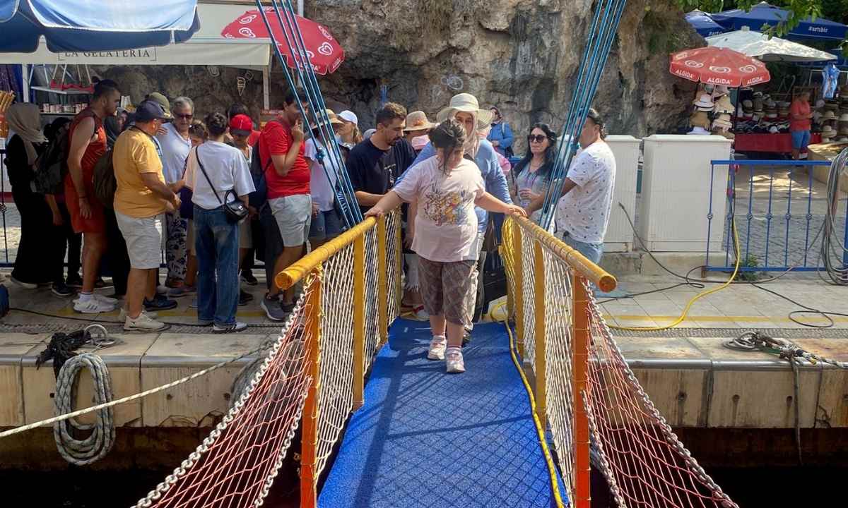 engelsiz-cocuklar-akdenizde-keyifli-bir-gun-gecirdi-1.jpg