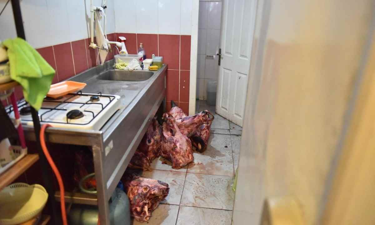 kepezde-hamam-bocekli-dukkanin-deposunda-25-kelle-bulundu-3.jpg