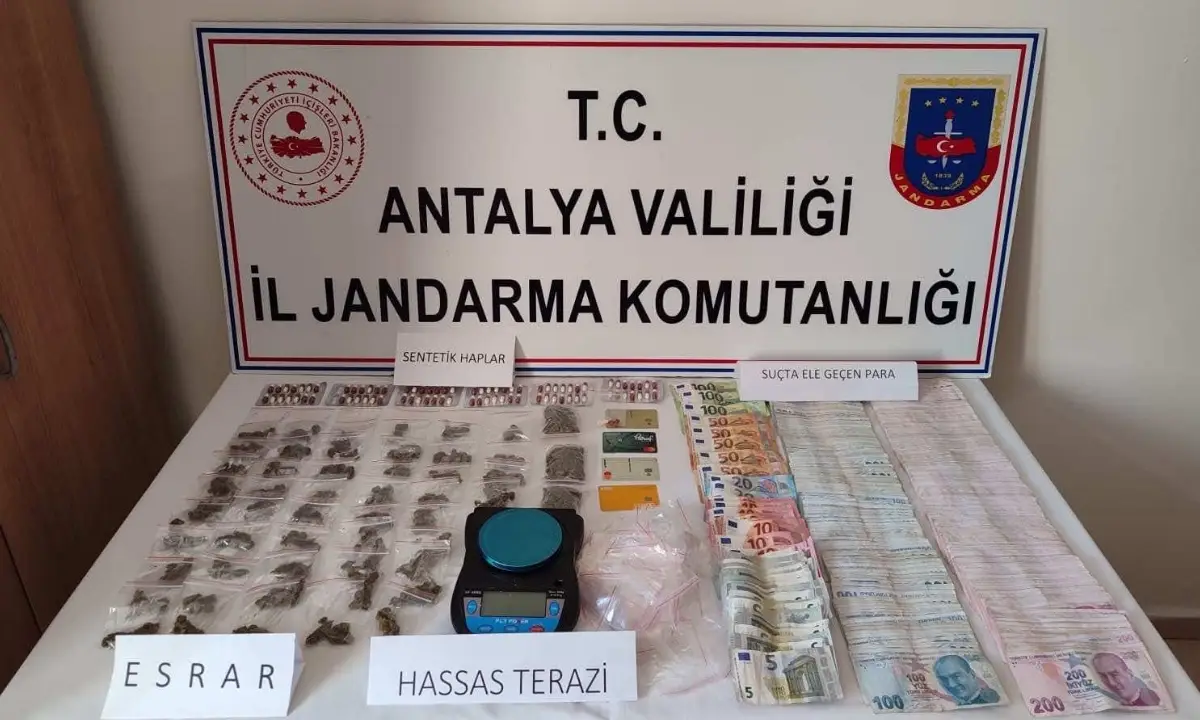 alanya-ve-manavgatta-narkotik-baskini-6-bin-250-uysturucu-hap-bulundu-2.webp