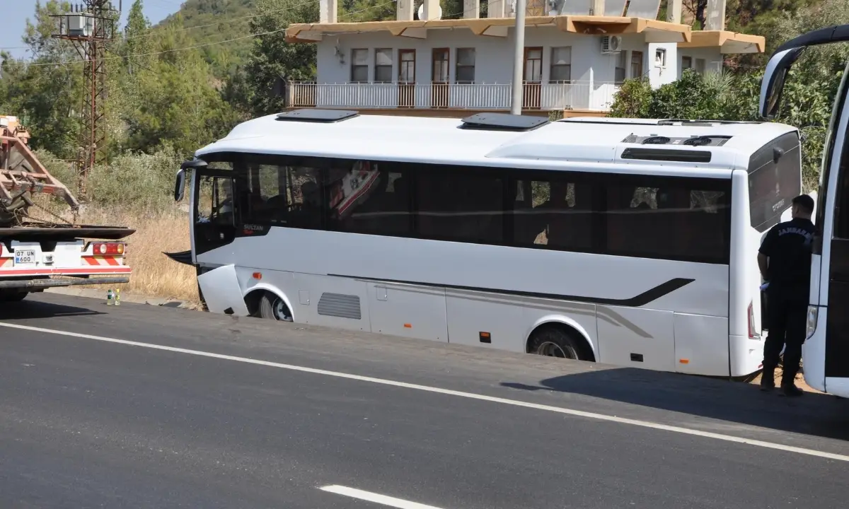 anamur-gazipasa-yolunda-midibus-kaza-yapti-27-yolcudan-9u-yarali-2.webp