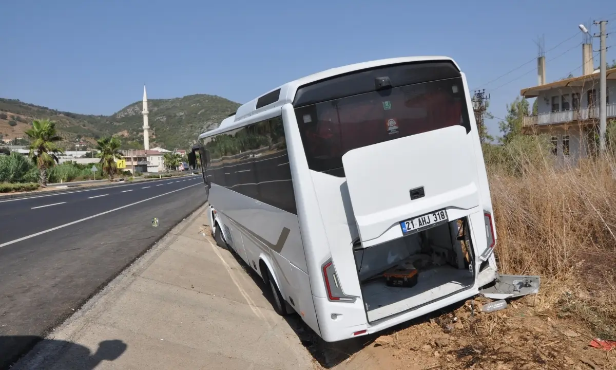 anamur-gazipasa-yolunda-midibus-kaza-yapti-27-yolcudan-9u-yarali-3.webp