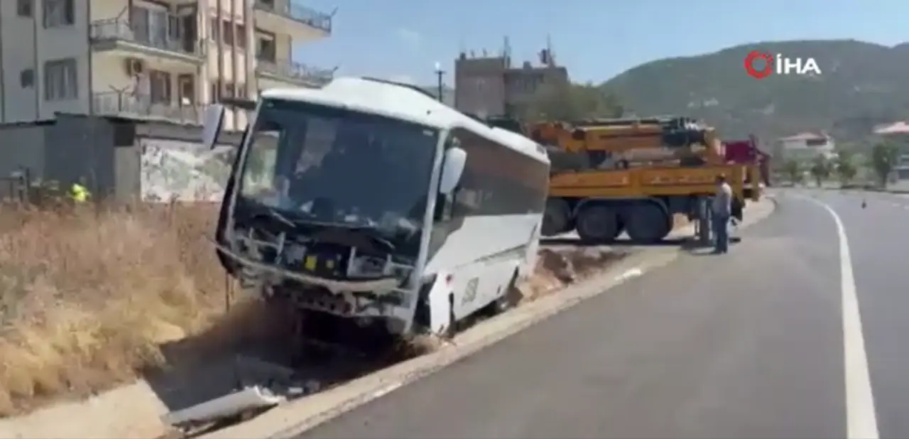 antalyada-korkutan-kaza-tur-otobusu-hendege-girdi-2.webp