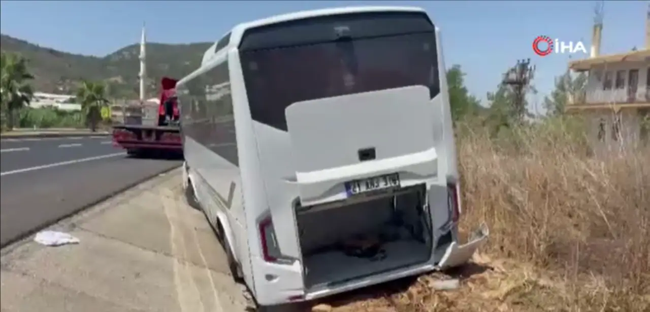 antalyada-korkutan-kaza-tur-otobusu-hendege-girdi-3.webp