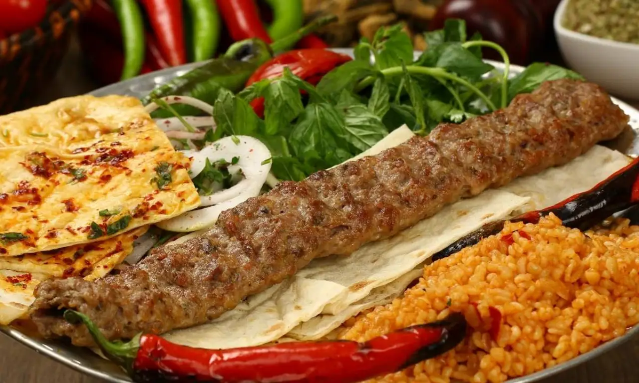 gercek-adana-kebabi-nasil-anlasilir-iste-lezzetin-sirri-1akdenizgerceks.webp